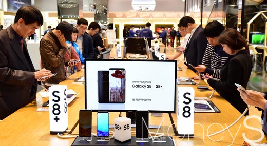 갤럭시S8 예약판매. 삼성전자가 야심차게 내놓은 올 상반기 기대작 신형 스마트폰 갤럭시S8 및 S8+ 예약판매가 시작된 7일, 서울 삼성전자 서초사옥에서 시민들이 신제품을 살펴보고 있다./사진=임한별 기자
