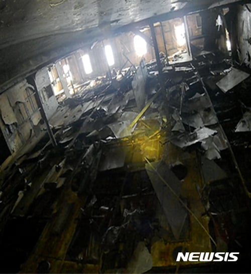세월호. 8일 오전 해양수산부가 공개한 세월호 내부모습. 사진 왼쪽 위는 4층 A데크이며 오른쪽 아래는 선교 갑판 하부. 우현, 중간, 좌현측 객실이 모두 무너져 내렸다./사진=해양수산부 제공