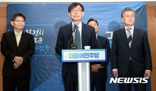 김상조 문재인 더불어민주당 대선후보 캠프 부위원장(단상). /자료사진=뉴시스