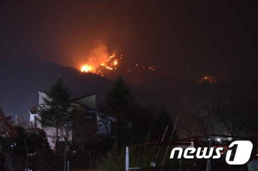 가평산불. 가평 옥녀봉에서 불. 지난 13일 경기 가평군 옥녀봉에서 불이 나 진화작업이 계속되고 있다. /사진=뉴스1