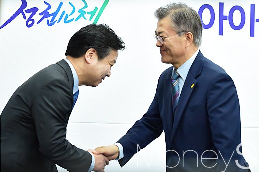 [머니S포토] 보육정책 공약 발표 뒤 악수 나누는 문재인, 홍종학