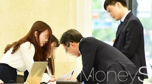 [머니S포토] 대우조선해양 사채권자 집회, 사인하는 채권자