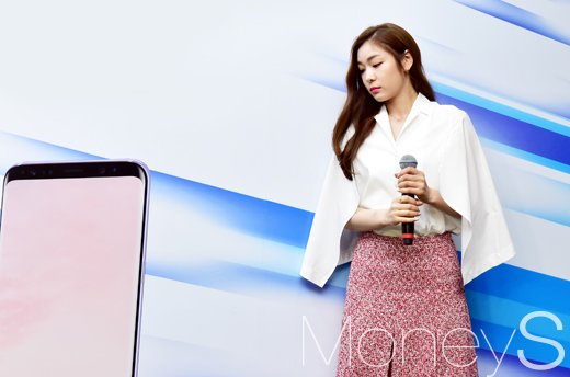 [머니S포토] 피겨여왕 김연아도 눈길 준 갤럭시S8
