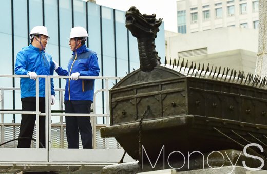 [머니S포토] 이순신 장군상 친수식, 더 가까워진 서울-아산시
