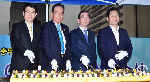 [머니S포토] 떡 커팅하는 충무공 후예들