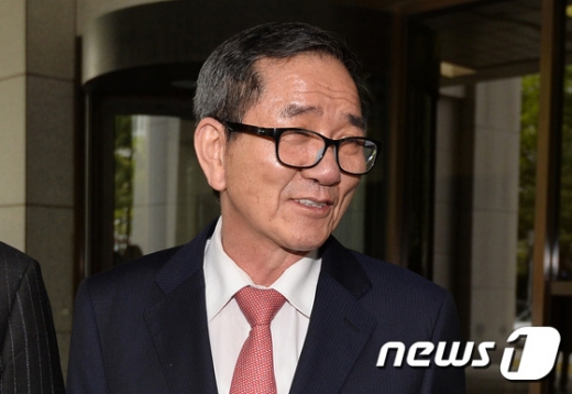 황필상 기부. 180억원 기부에 140억원의 세금을 부과 받은 수원교차로 창립자 황필상씨가 20일 오후 서울 서초구 대법원에서 전원합의체 선고를 마치고 취재진 질문에 답변하고 있다. /사진=뉴스1