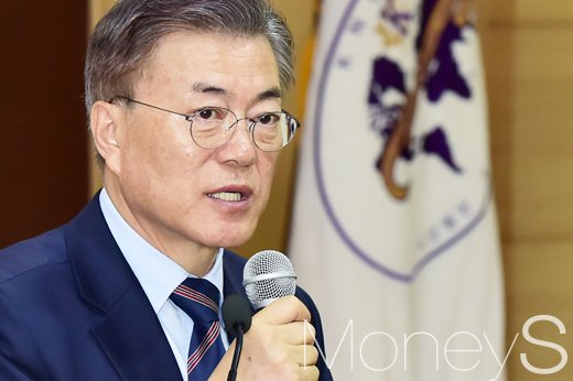 [머니S포토] 여성단체장 만난 문재인, 