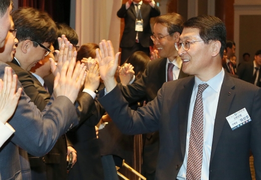 위성호 은행장이 지역 소재 영업점 직원들과 인사를 나누는 모습./사진=신한은행