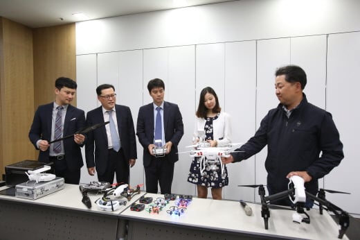 현대엔지니어링이 드론 교육 지도사를 초빙해 임직원 대상 교육을 진행했다. /사진=현대엔지니어링