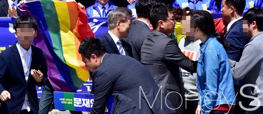 [머니S포토] 아수라장된 문재인 지지선언 관련 기자회견장