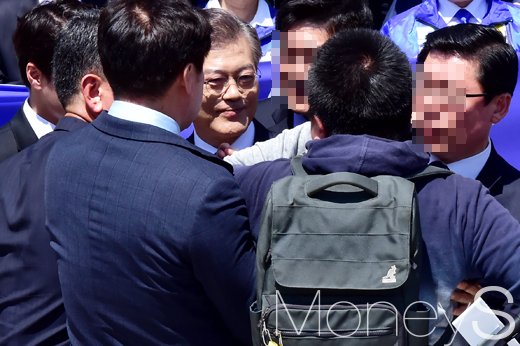 [머니S포토] 성소수자 인권단체 바라보는 문재인