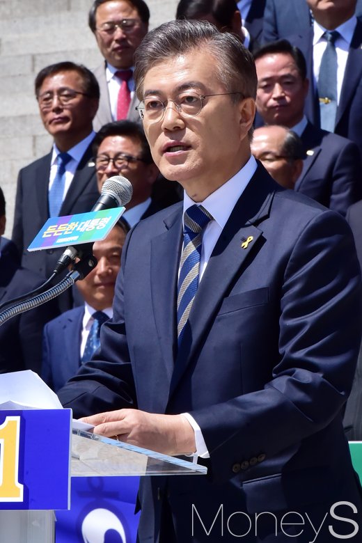 [머니S포토] 국방안보 1000인 지지선언' 기자회견, 발언하는 문재인