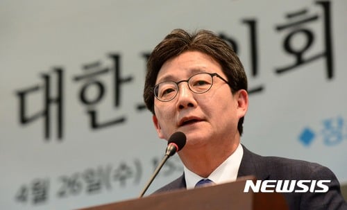 대한노인회. 유승민 바른정당 후보가 오늘(26일) 서울 용산구 백범김구기념관에서 열린 '대한노인회 대선후보 초청토론회'에서 노인 공약을 발표하고 있다. /사진=뉴시스