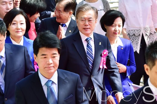 [머니S포토] 부처님 오신날, 조계사 방문한 문재인