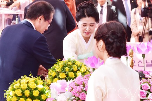 [머니S포토] 부처님 오신날 법요식, 헌화하는 홍준표 대선후보