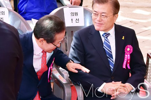 [머니S포토] 봉축법요식 일정 마치고 인사 나누는 홍준표-문재인