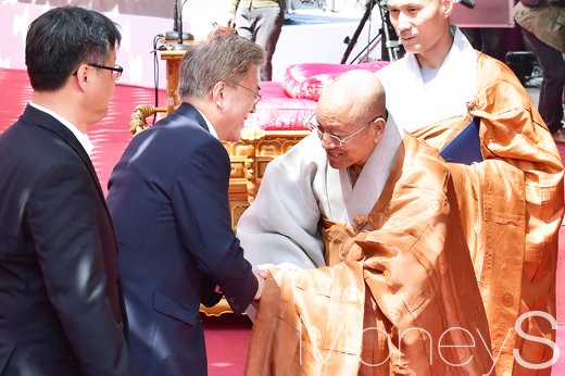 [머니S포토] 조계사 인사들과 악수 나누는 문재인