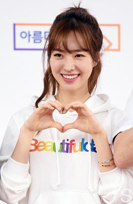 [머니S포토] 19대 대선 사전투표 첫날, '행복미소 만개' 홍보대사 진세연