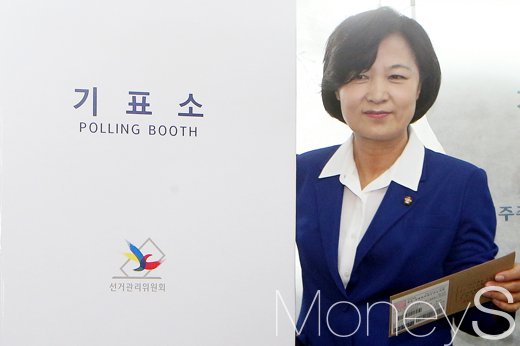 [머니S포토] 사전투표 첫날, 투표 참여한 추미애