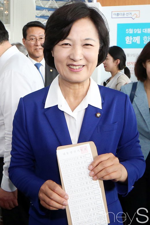 [머니S포토] 사전투표 당일, 미소 머금은 추미애 선대위원장