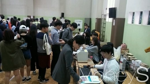 종로구청 사전투표장을 찾은 직장인들이 투표 용지를 교부받고 있다. /사진=김정훈 기자
