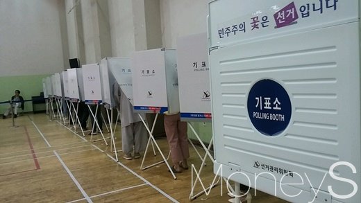 종로구청 기표소 모습. /사진=김정훈 기자
