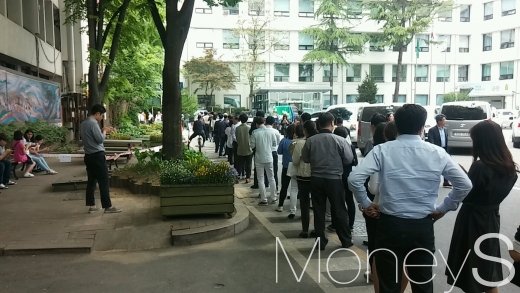 종로구청 사전투표소에 많은 인파가 몰리며  긴 줄이 형성된 모습. /사진=김정훈 기자