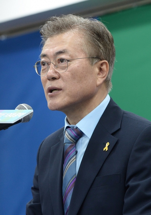 문재인 더불어민주당 대선 후보가 5일 오전 서울 여의도 더불어민주당 브리핑룸에서 '국민이 만든 10대 공약'을 발표하고 있다. /사진=뉴시스