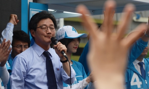 유승민 바른정당 대선후보가 지난 4일 오후 서울 마포구 홍대입구역 9번 출구 앞에서 지지를 호소하는 연설을 하고 있다. /사진=뉴시스