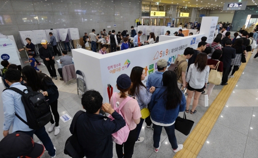 제19대 대통령선거 사전투표 이틀째인 5일 오전 서울 용산역 사전투표소를 찾은 시민들이 투표를 하기 위해 줄을 서고 있다. /사진=뉴시스