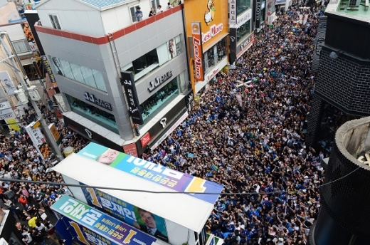 5일 오후 경북 포항시 북구 중앙상가길에서 시민들이 문재인 더불어민주당 대선후보의 유세를 지켜보고 있다. /사진=슈시스