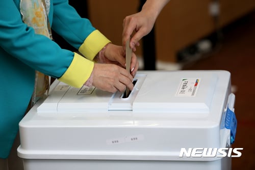 투표시간 투표장소 찾기. 제19대 대통령선거 사전투표 마지막 날인 5일 오후 강원 속초시 속초해양수산사무소 사전투표소에서 투표가 이뤄지고 있다. /자료사진=뉴시스