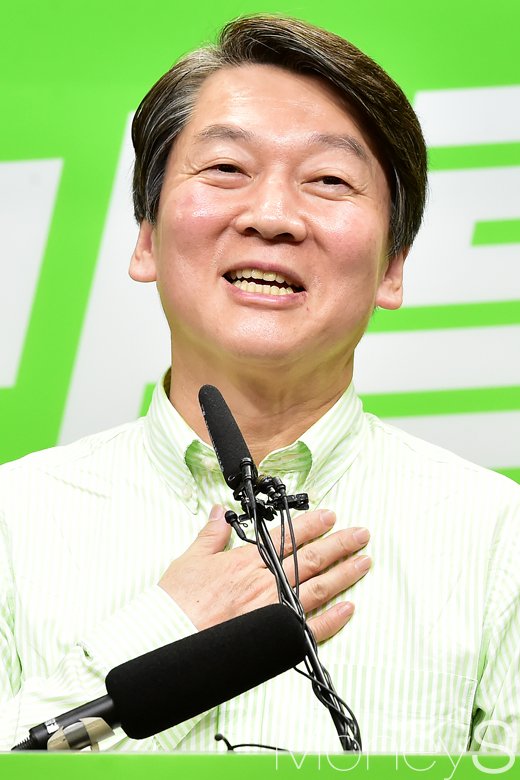 [머니S포토] 대선 D-1, 미소 머금은 안철수