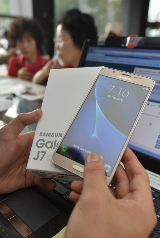 삼성전자의 중저가 스마트폰 갤럭시J7. /사진=뉴시스