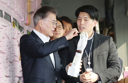 지난 2월 문재인 대통령이 세운상가 팹랩을 방문해 로봇팔을 살펴보고 있다. /사진=뉴시스 박진희 기자