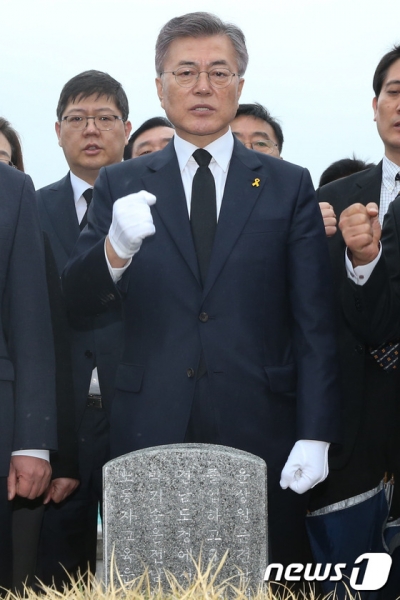 임을 위한 행진곡. 문재인 대통령이 4월 광주 북구 국립 5·18민주묘지를 참배한 뒤 윤상원·박기순 열사의 묘 앞에서 '임을 위한 행진곡'을 제창하고 있다. /사진=뉴스1