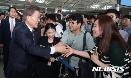 문재인 인천공항. 문재인 대통령(맨 왼쪽)이 12일 인천 중구 인천국제공항공사에서 열린 '찾아가는 대통령, 공공부문 비정규직 제로시대를 열겠습니다' 행사를 마친 뒤 공항을 나서며 시민들과 인사를 하고 있다. /사진=뉴시스