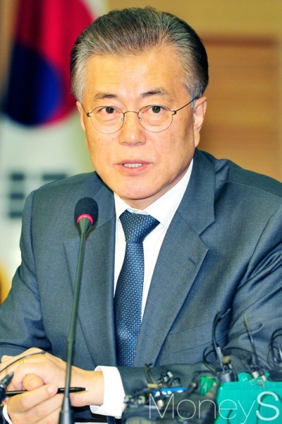 임을 위한 행진곡. 제창. 사진은 문재인 대통령. /사진=임한별 기자