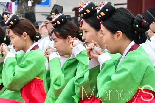 성년의 날. 서울시가 15일 성년의 날을 맞아 서울 중구 남산골 한옥마을에서 전통 성년례 재현 행사를 열고 있다. /사진=임한별 기자