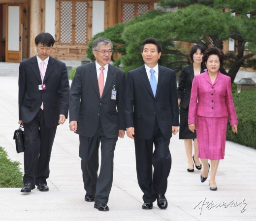 노무현 전 대통령(왼쪽 3번째)과 권양숙 여사(맨 오른쪽)의 청와대 출근길 모습. /사진=노무현사료관