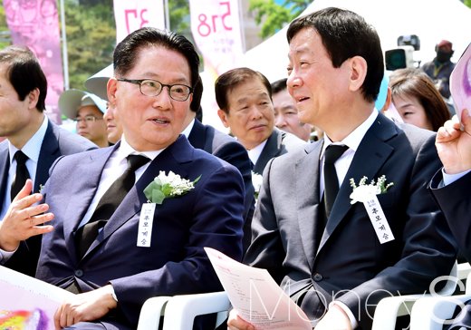 [머니S포토] 5.18민주화운동 서울 기념식, 대화 나누는 박지원-진영