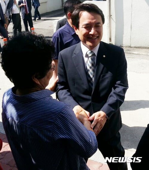 자유한국당 김진태 국회의원이 19일 오전 공직선거법 위반 혐의로 국민참여재판을 받기 위해 피고인 신분으로 강원 춘천시 춘천지방법원 101호 법정에 출석하기 전 법원에서 지지자와 인사하고 있다. /사진=뉴시스