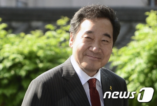 이낙연 국무총리 후보자가 19일 오전 서울 종로구 금융감독원 연수원에 마련된 사무실로 출근하고 있다. /사진=뉴스1