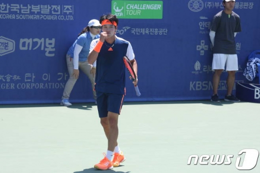 권순우는 19일 2017 ATP투어 부산오픈 8강전에서 루예순에게 기권승을 거뒀다. /사진제공=뉴스1, 테니스코리아 