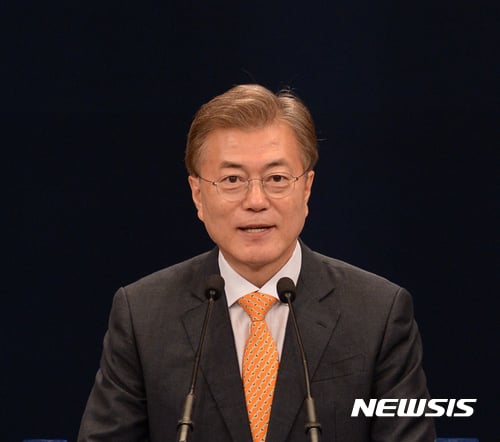 문재인 대통령이 19일 오후 청와대 춘추관에서 신임 헌법재판소장에 김이수 헌법재판소장 권한대행을 지명한다고 발표하고 있다. /사진=뉴시스