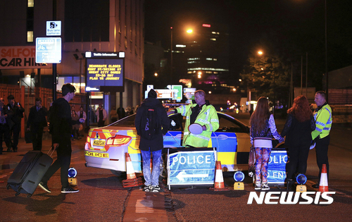 맨체스터 경기장서 공연중 폭발음. 아리아나 그란데. 영국 맨체스터 경찰들이 22일(현지시간) 폭발 사건이 발생한 맨체스터 아레나 콘서트장 주변을 통제하고 있다. /사진=뉴시스(AP 제공)