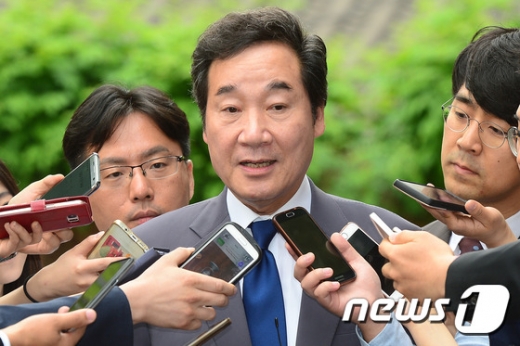 4대강 감사. 이낙연 국무총리 후보자가 23일  서울 종로구 금융감독원연수원 사무실로 출근하며 기자들의 질문에 대답하고 있다. /사진=뉴스1