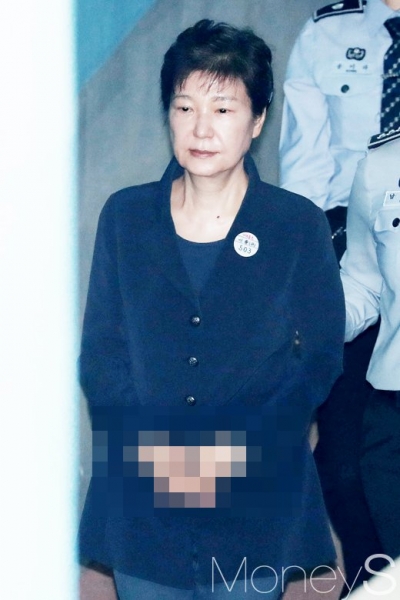 박근혜 전 대통령. 박근혜 재판. 박근혜 올림머리. 박근혜 전 대통령이 23일 서울 서초구 서울중앙지법에 출석하고 있다. /사진=임한별 기자