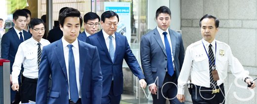 [머니S포토] 박근혜 첫 재판, 법정 출석하는 신동빈