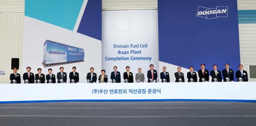 두산 연료전지 공장 준공식 기념촬영. 왼쪽부터 이윤석 두산 전자BG장, 동현수 두산 사장, 류두형 한화에너지 대표이사, 고명석 한국남부발전 전무, 김동섭 한국서부발전 기술본부장, 고재영 한국에너지공단 센터장, 정헌율 익산시장, 조배숙 국회의원, 송하진 전라북도 도지사, 우태희 산업통상자원부 2차관, 박정원 두산그룹 회장, 조환익 한국전력공사 사장, 박지원 두산그룹 부회장, 정창길 한국중부발전 사장, 오순록 한국수력원자력 전무, 전하진 전 국회의원, 정지택 두산중공업 부회장, 이현순 두산 부회장, 정형락 두산 퓨얼셀BG장./사진=두산